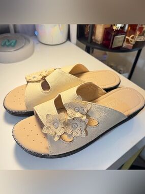 Comfort Floral Slide Sandals in Cream